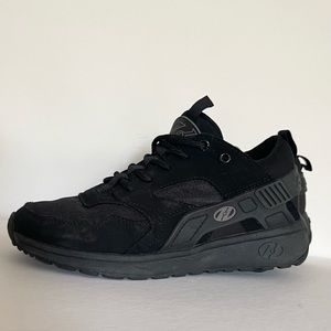 Black Heelys YTH 5, great condition!
